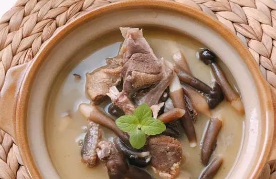 燉鴿子要不要焯水?鴿子湯的功效有什么?