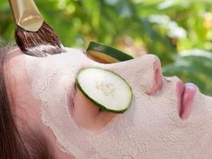 補(bǔ)水誤區(qū):錯(cuò)誤黃瓜片敷臉方法不補(bǔ)水