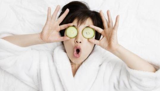 黃瓜敷臉的功效與作用 黃瓜面膜制作方法與注意事項