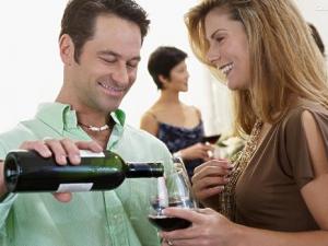 酒桌禮儀常識:斟酒敬酒禮儀應(yīng)該注意哪些