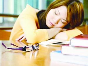趴著睡覺好嗎?常趴在桌上睡午覺傷眼睛和神經