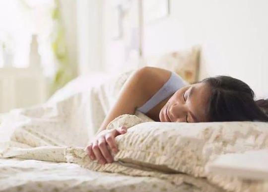 晚上閉著眼大腦卻沒法進入睡眠怎么辦?失眠為什么隔一天犯一次?