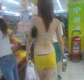 武漢暴露女幾近全裸商場購物