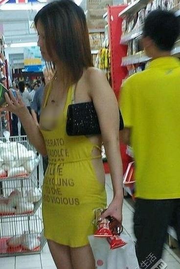 武漢紅鋼城暴露女近全裸購物