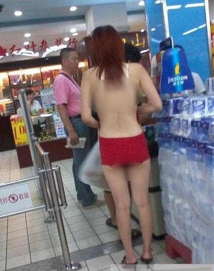 武漢“紅鋼城暴露女” 天天布條裝逛超市,差一點就全裸了