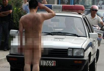 武漢紅鋼城暴露女近全裸購物pk合肥男子裸奔攔車哥