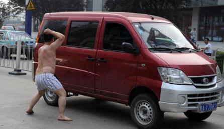 武漢紅鋼城暴露女近全裸購物pk合肥男子裸奔攔車哥