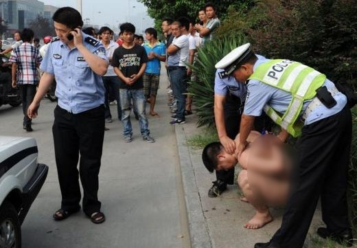 雷人雷事:裸奔男子攔車被警察按住