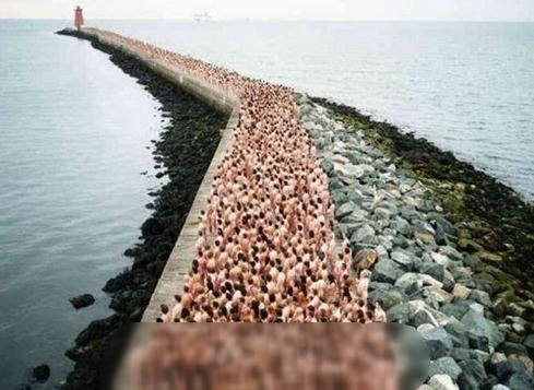 十八萬(wàn)人集體群裸場(chǎng)面壯觀,將藝術(shù)進(jìn)行到底與色情決無(wú)關(guān)系