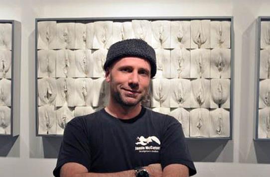 汗!英國男藝術(shù)家雕塑女陰長城 5年創(chuàng)作400位女性陰部復刻雕塑