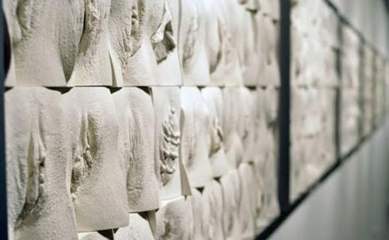 汗!英國男藝術(shù)家雕塑女陰長城 5年創(chuàng)作400位女性陰部復刻雕塑