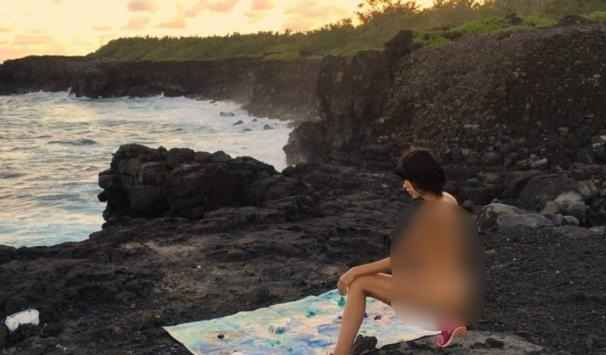 美女藝術家海邊全裸用私處“下蛋”作畫