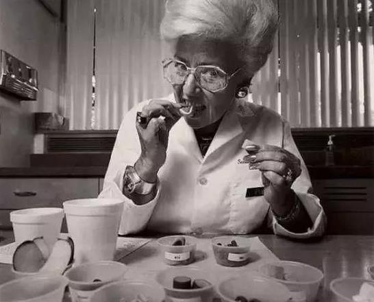 世界上各種罕見最奇葩的職業 工資收入不菲 聞屁師待遇年薪30萬