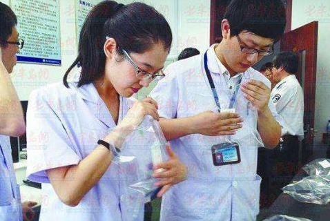 世界上各種罕見最奇葩的職業 工資收入不菲 聞屁師待遇年薪30萬