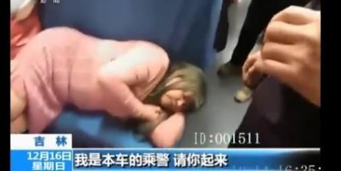 女子態度蠻橫霸占3個硬座當臥鋪 出言不遜拒不配合民警工作被拘留5日