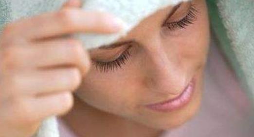 夏季是痤瘡粉刺的高發季節 用溫水洗臉可以預防粉刺