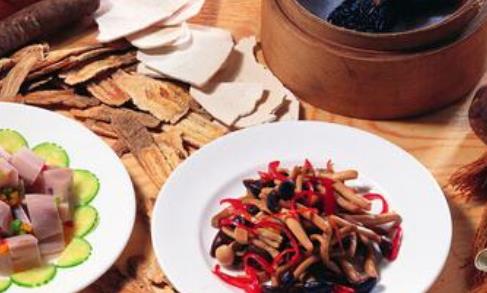 男生在青春期時長青春痘很常見 這些日常護膚要做好