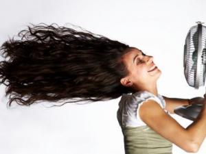 洗頭后是自然干好還是吹風(fēng)機吹干好