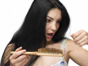 脂溢性脫發(fā)怎么辦？人每天掉多少頭發(fā)正常