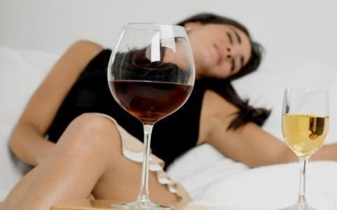 Ů�˽����ܺȾƆ���Ů�Խ��ںȾ���ʲôΣ��