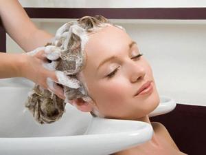 晚上睡前洗頭發好不好?女人該如何護理頭發