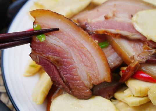 如何熏臘肉才好吃?鹽腌的臘肉要洗掉鹽后晾曬嗎