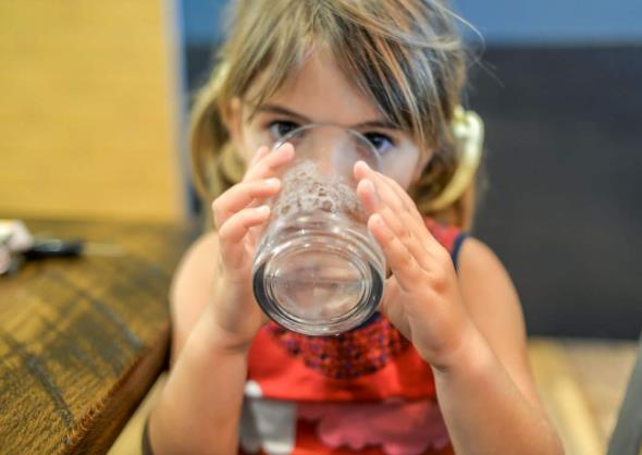 兒童喝水少有哪些危害??jī)和刻旌人渴嵌嗌? border=