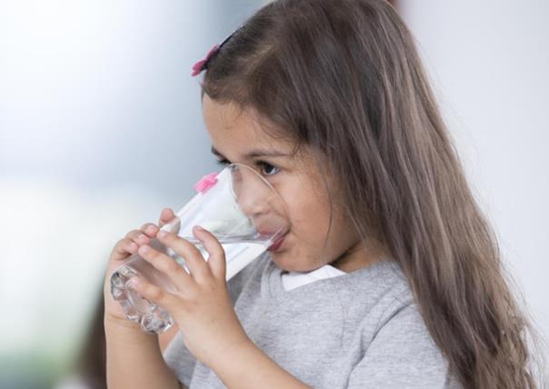 兒童喝水少有哪些危害??jī)和刻旌人渴嵌嗌? border=