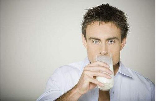 什么時(shí)候喝牛奶的效果是最佳 喝牛奶的注意事項(xiàng)