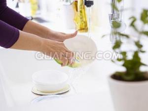怎樣洗盤子省水?洗餐具節水生活小竅門