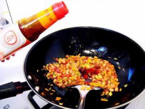 炒菜什么時(shí)候放醬油最好？炒菜放醬油的最佳時(shí)間