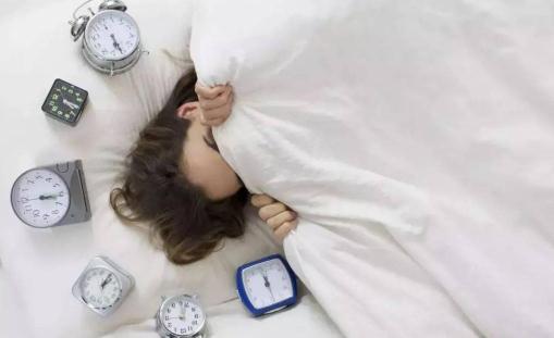 睡覺裸睡要穿內褲嗎 睡覺哪種姿勢有利于身體健康