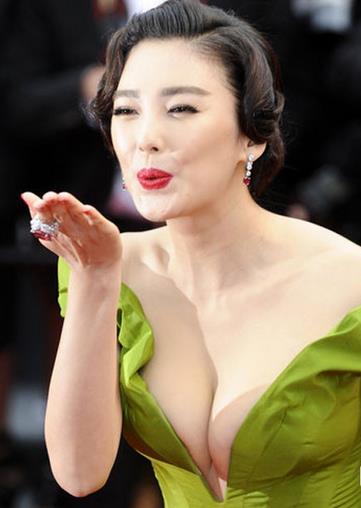 天氣回暖,女人胸大穿什么衣服好看?大胸女生如何巧穿衣變小胸