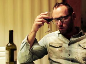 喝酒容易臉紅的人容易得酒精肝-什么是酒精肝？