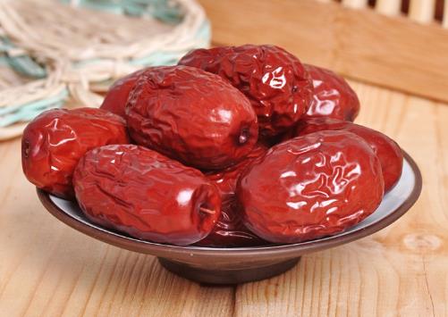 經(jīng)期水腫的飲食要注意什么?經(jīng)期水腫吃大棗好嗎