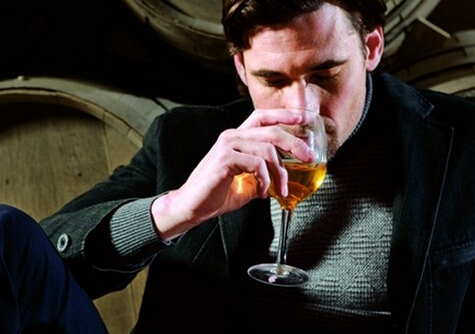 喝酒時一定要吃東西-男士喝酒要注意的事項