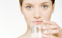 晨起先刷牙還是先喝溫開水好？白開水VS淡鹽水好壞