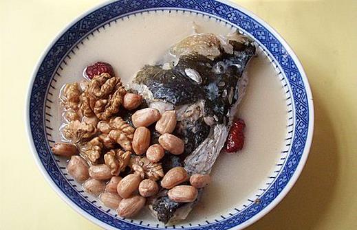 孕媽媽要補(bǔ)充蛋白質(zhì)？花生魚(yú)頭湯怎么做？