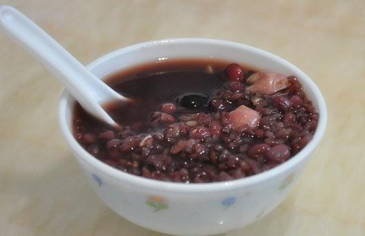 小米粥的功效:寧心安神