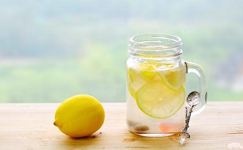 老年人用檸檬片泡水喝好不好
