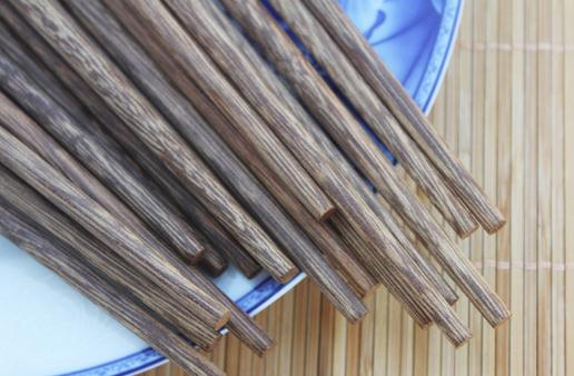 霉變筷子會誘發肝癌 怎么鑒別過期筷子