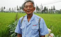 老人走路內八竟是關節(jié)炎？