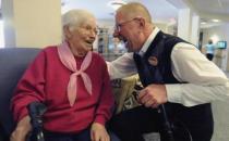 老年人便秘了 多喝水規律排便