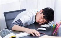 中午趴桌午休 上班族頻發頸椎病