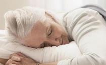 老人張嘴睡覺(jué)影響牙床傷肺胃