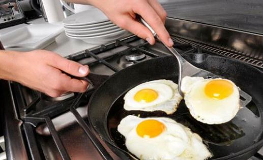 粘鍋和燒黑的鍋底不是問題!教你這樣洗鍋