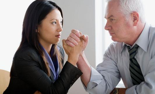 你不得不知道的職場肢體語言