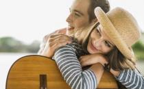 10個信號表明男人對你有興趣