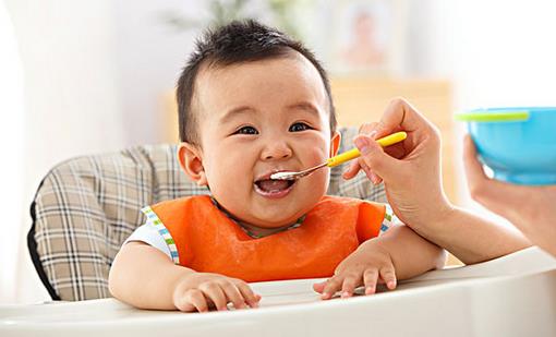 嬰兒吐奶嚴(yán)重怎么辦