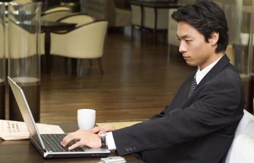 男人與筆記本電腦親密接觸危害大